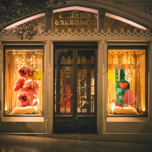 There's no Place Like Home: ‘The Wizard of Oz’ Inspires Livraria Lello's Christmas Window Displays